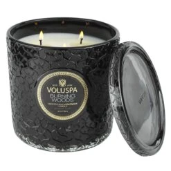 Voluspa Burning Woods - Luxe Candle 10 Voluspa Burning Woods - Luxe Candle -Voluspa FA21 PRopt 8237 001