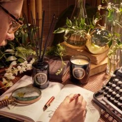 Voluspa Jardin De Verveine - Classic Candle 10 Voluspa Jardin De Verveine - Classic Candle -Voluspa SS23 LF 8208 8258 3 WEB V2