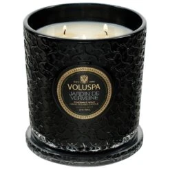Voluspa Jardin De Verveine - Luxe Candle 11 Voluspa Jardin De Verveine - Luxe Candle -Voluspa SS23 PRopt 8238 1 WEB