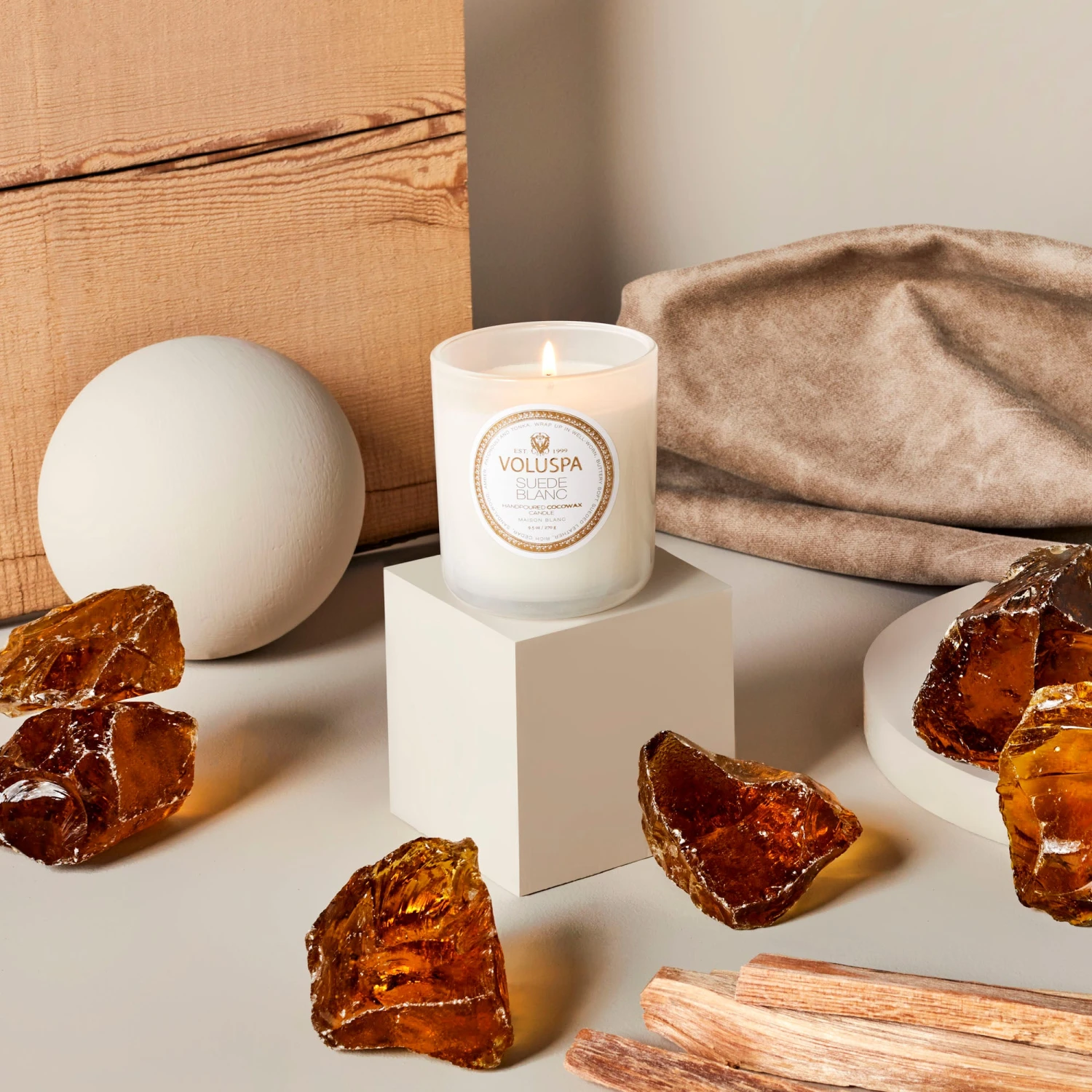 Voluspa Suede Blanc - Classic Candle 4 Voluspa Suede Blanc - Classic Candle - Image 2